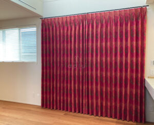 華やかな赤色のカーテンでおしゃれな雰囲気に！【Sumiko Honda】