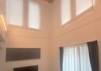 光をコントロールして快適に！吹き抜けとWICのロールスクリーン