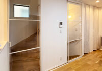 リビングイン階段の安全対策！「プレイス スウィング」で安全と明るさを両立！