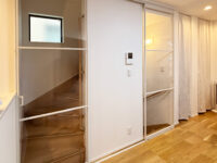 リビングイン階段の安全対策！「プレイス スウィング」で安全と明るさを両立！