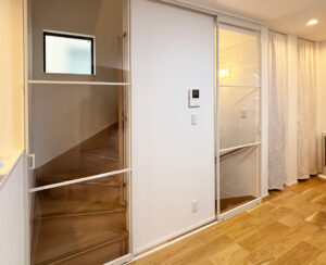 リビングイン階段の安全対策！「プレイス スウィング」で安全と明るさを両立！